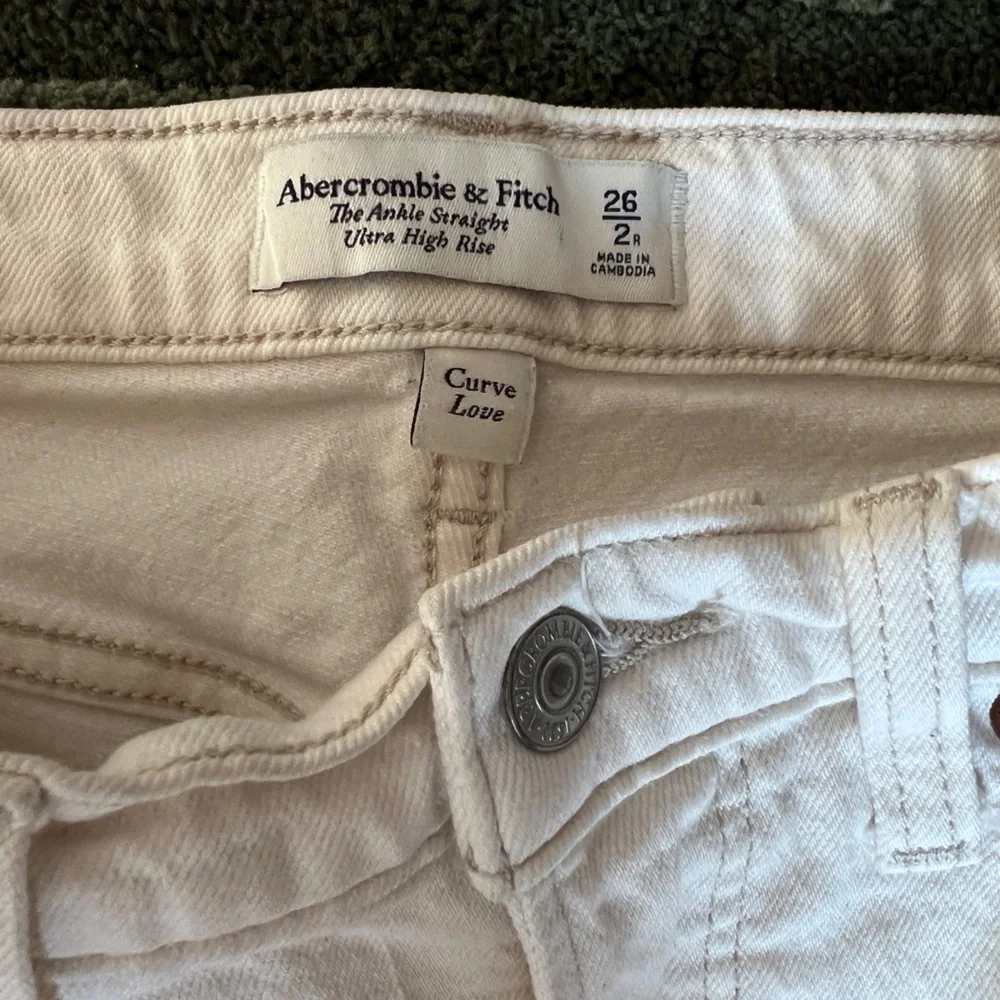 A&F Ultra High Rise Ankle Straight Jean in White, Ecru - Picture 8 of 11
